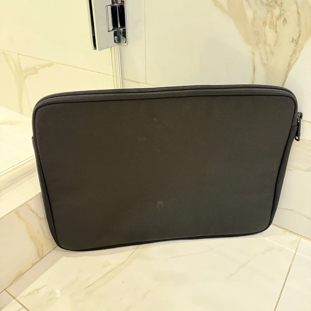 TUMI Alpha 3 Large Laptop Cover – Great Condition